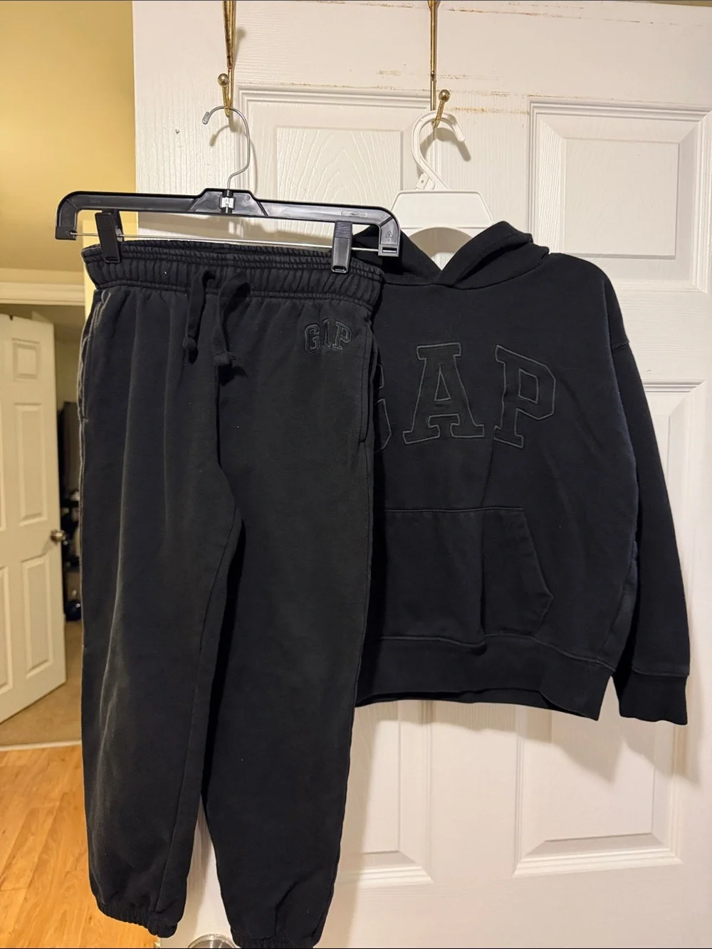 eagles jersey like T-shirt PLUS more! 8-10/12 and all black gap sweatsuit